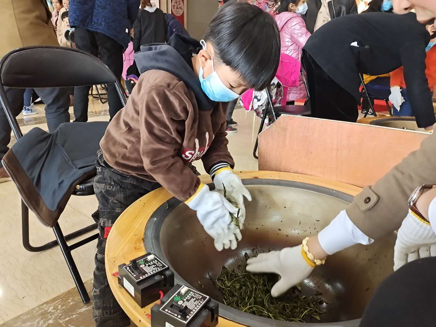 南通淘寶文化藝術(shù)品城開(kāi)展炒茶、非遺親子活動(dòng)